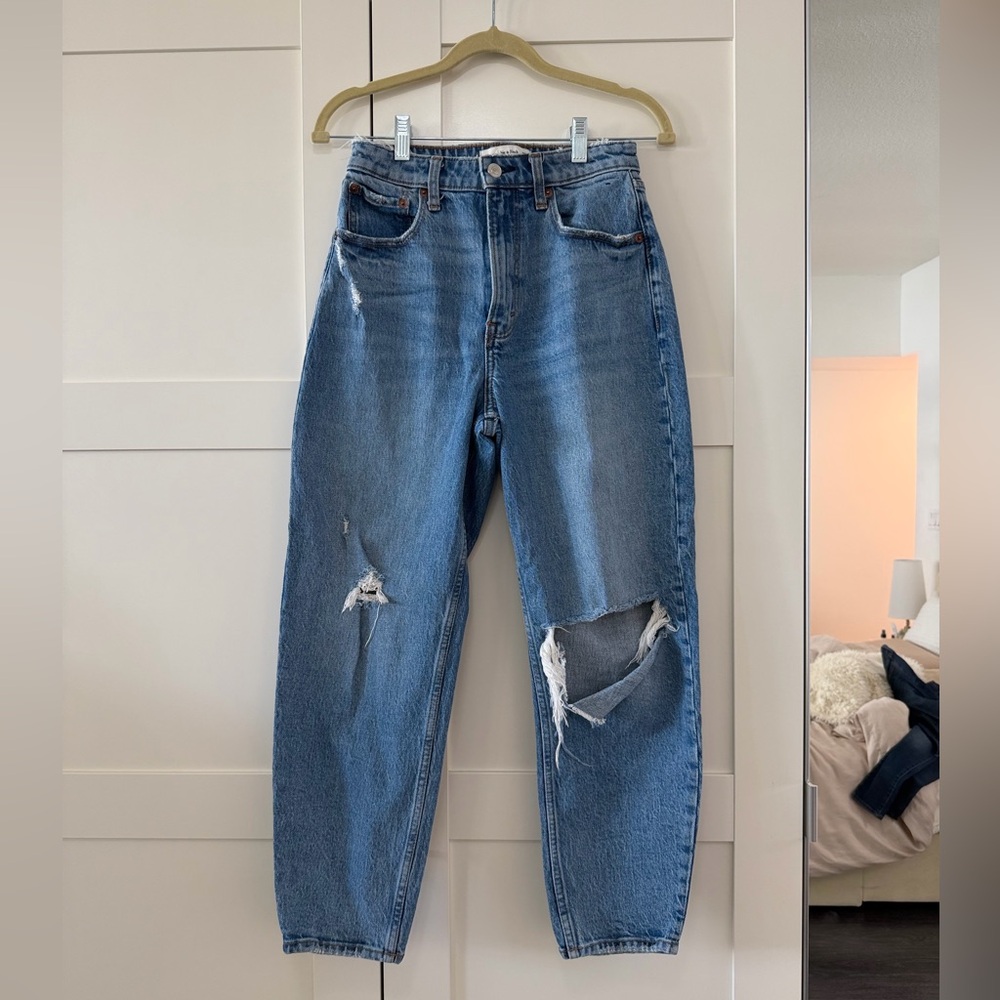 Abercrombie & Fitch 80’s Mom High Rise Jeans Ripped Style